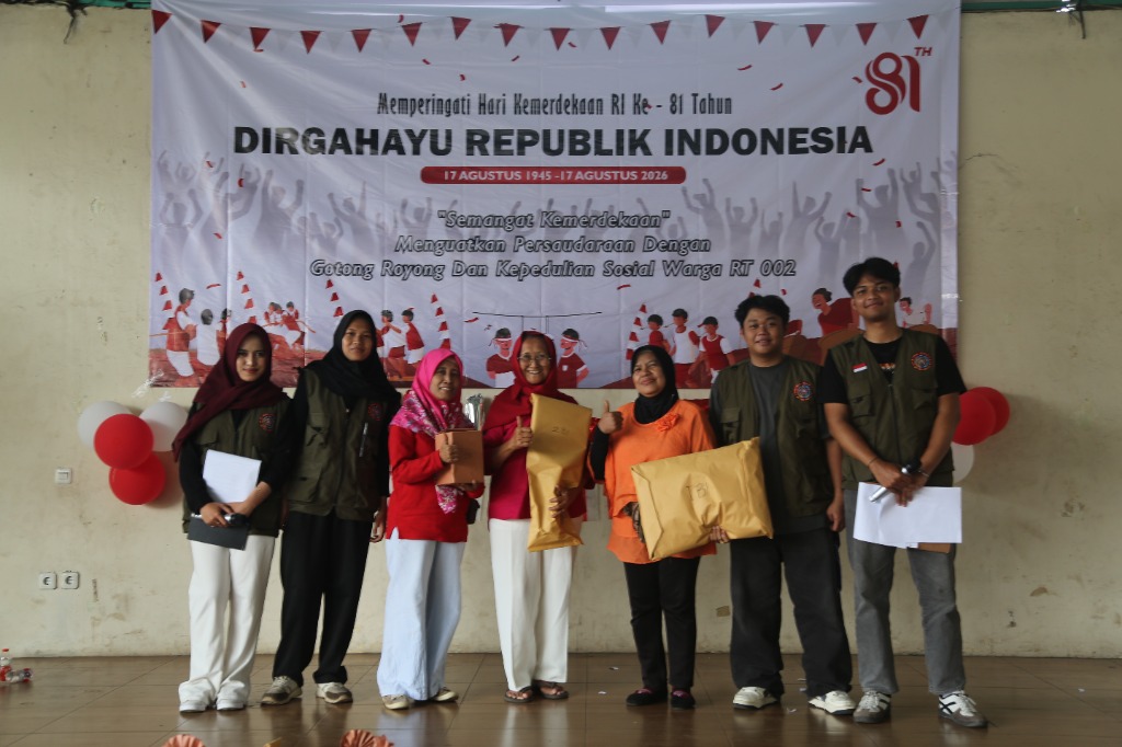 Penyerahan Hadiah kepada Warga RT 02
